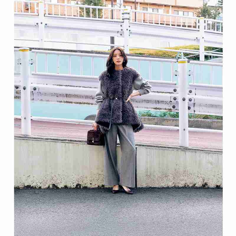 【愛用ママ多数】着膨れしない『暖かジレ』は“結局出番が一番多い”説！｜VERY