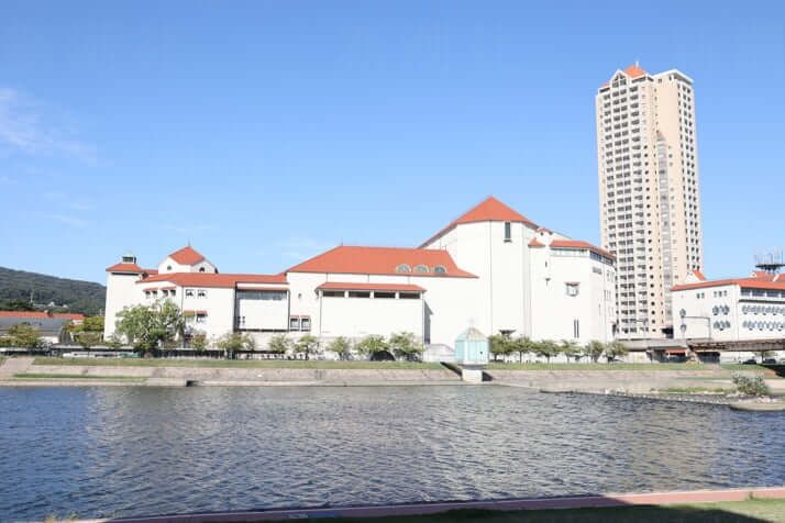 「娘は自殺を考えたこともあると…」「コンビニの方が時給は高い」　宝塚のブラックすぎる内情を団員の親が告発！