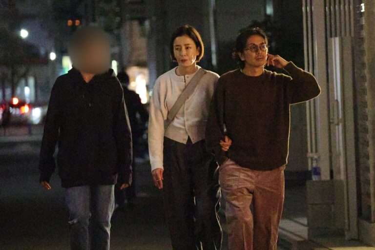 森田剛、娘をハグして“甘噛み”　宮沢りえは思わず「うふふ」　友達のような親子関係の幸せ家族