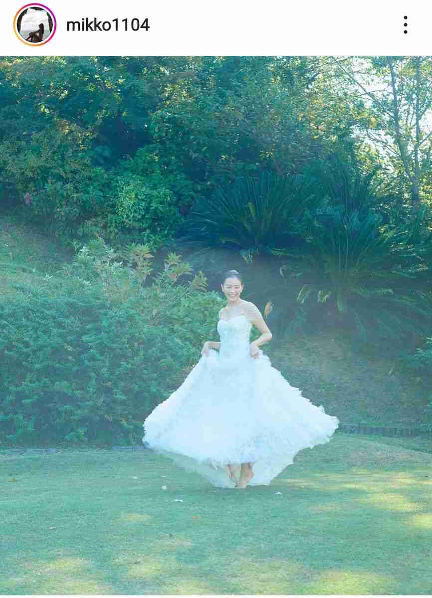 元「VERY」表紙モデル、結婚10周年のウェディング姿！イケメン夫も顔出し…新居の庭で「素敵すぎる」