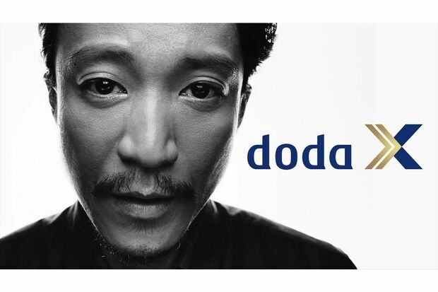 小栗旬、野口聡一ら出演『doda X』のCMが「気持ち悪い」と批判殺到、“人を不快にさせる”メカニズムを社会心理学者が解説