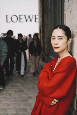 深津絵里、ロエベのファッションショー鑑賞 人生初体験に「無縁の世界だと思っていた」