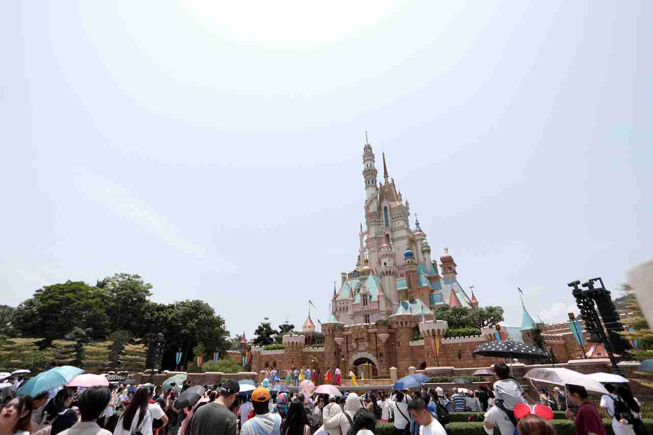 ディズニーだけはない、「若者のテーマパーク離れ」が止まらない…観光業全体で起きている「量から質」の転換