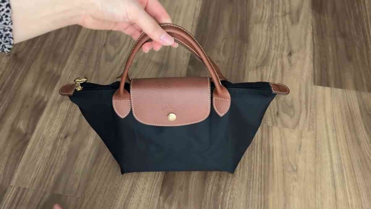 ミニマリスト女性のカバンの中身に驚愕　“詰め込みすぎ”な人には目からウロコの選び方・考え方に「参考にしたい」の声続々