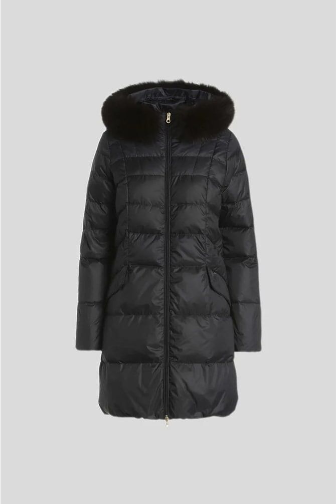 40～50代の「ダウン」は海外ブランドの「黒の細身ミドル丈」が結局コスパ抜群！【デュベティカ・ウールリッチetc.】