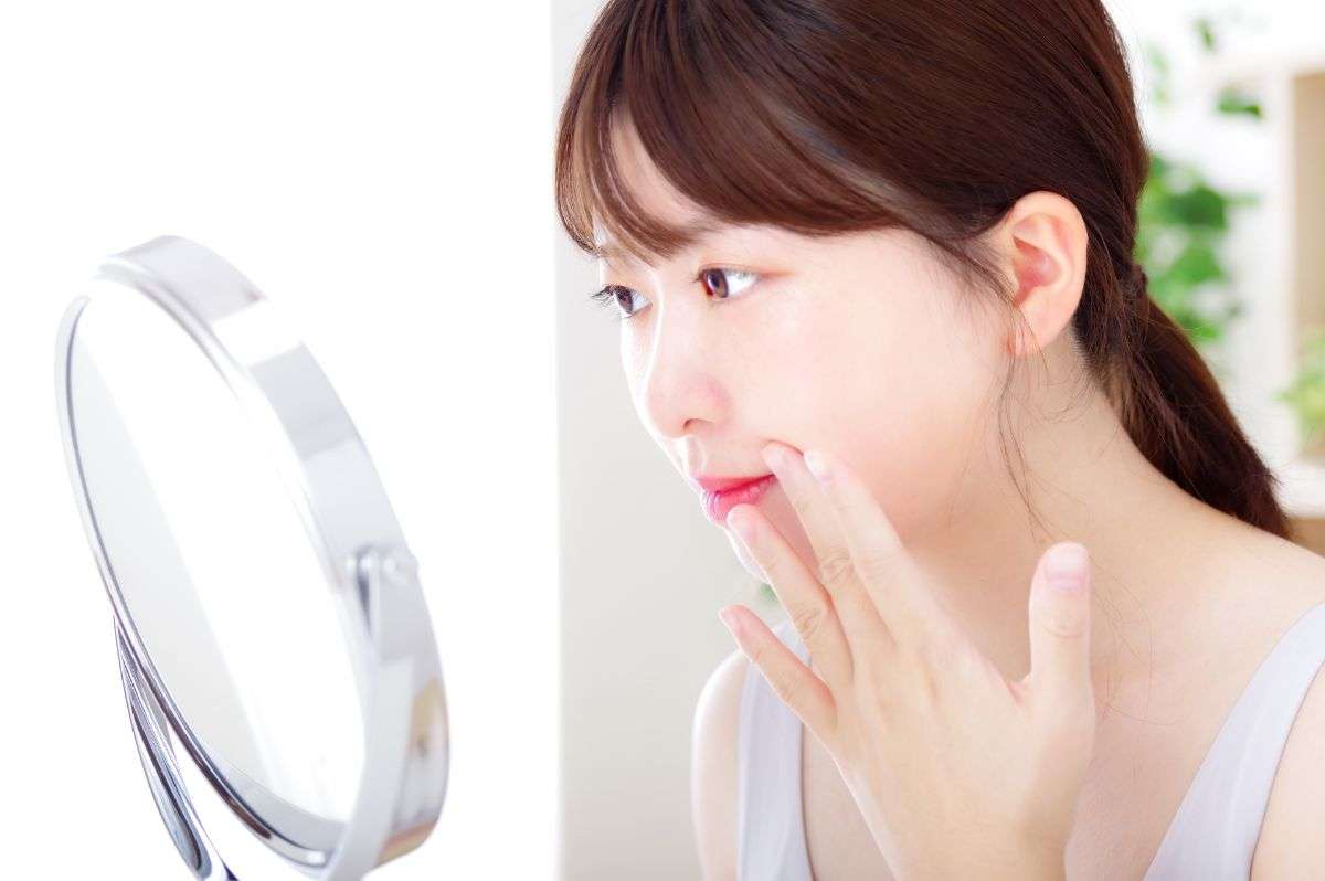 見た目は“ツヤ肌”だけど危険！　「ビニール肌」になってしまう人の間違ったスキンケア5つ