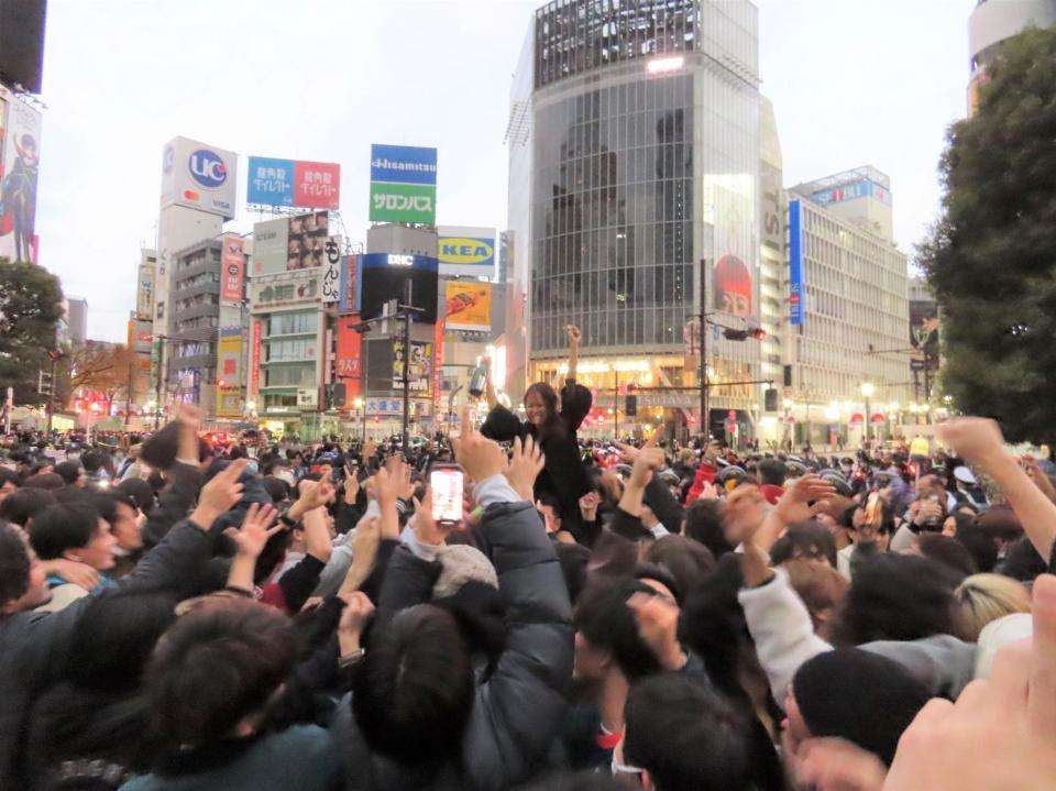 渋谷スクランブル交差点“ドーハの歓喜”に大熱狂！　DJポリス出動「大騒ぎをしているみなさん」