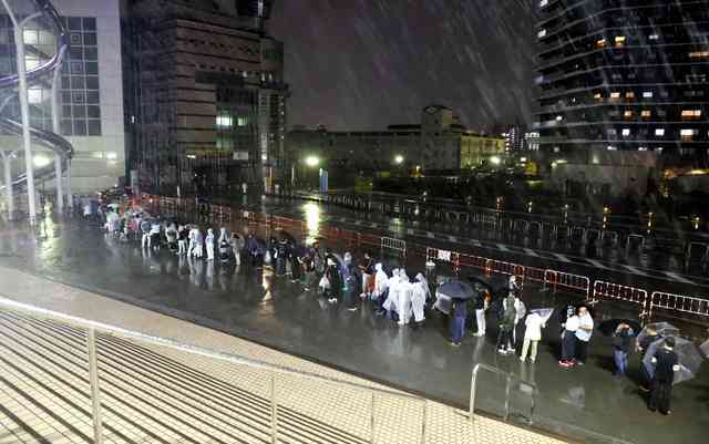 矢沢永吉さんコンサート、ファンらが雨中に行列　台風接近の福岡