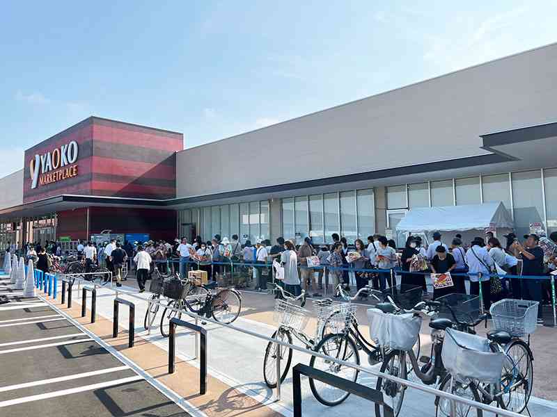 巨大ヤオコー開店に行列　オープン1時間以上から長蛇の列　最大級の売り場面積　外食産業に負けないデリ＆カフェも　スーパー激戦区の埼玉から北関東進出も視野