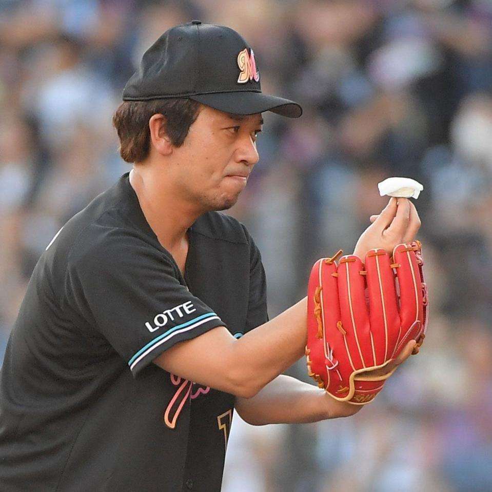 千鳥・大悟が始球式で爆笑かっさらう　グラブに、頭部にイカ2貫！吉井監督、石川慎、中村奨が大爆笑
