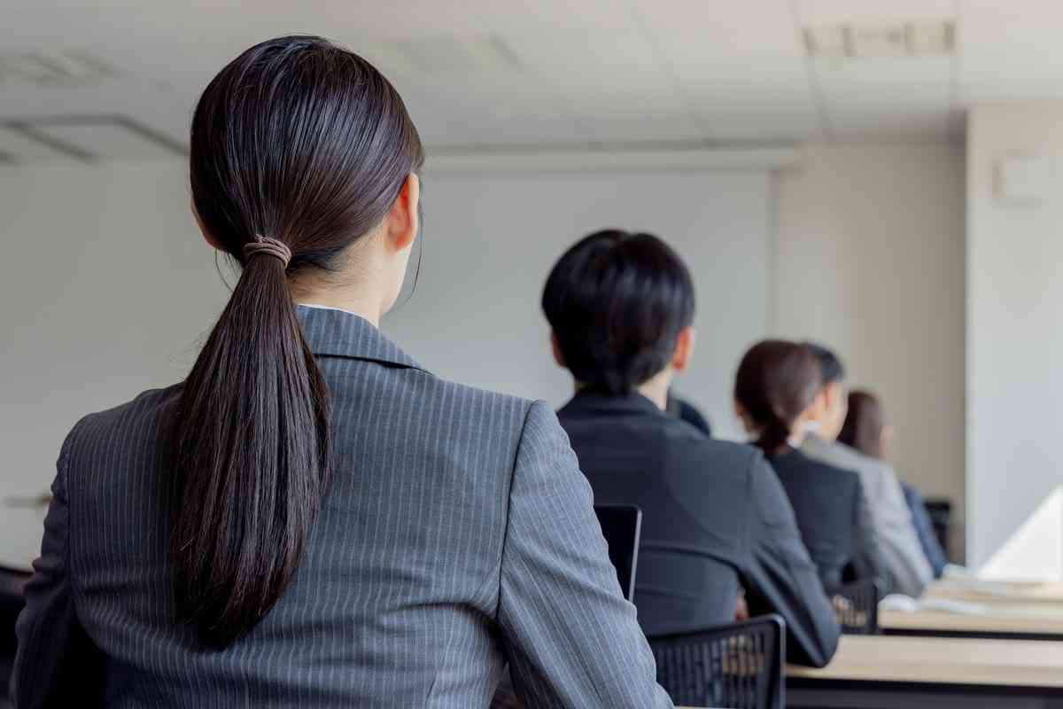 「遅刻しても手にスタバ…」今どき新入社員に頭を抱える49歳管理職。歓迎会の2次会で奢ったのに、翌日SNSでイジられていたワケ