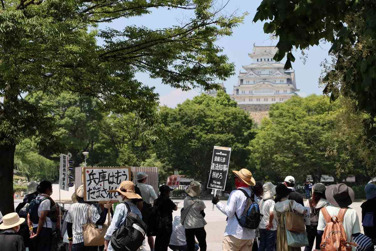 「斎藤知事辞めろデモ」神戸に続き姫路でも　増山誠県議は行進を追尾、生配信しながら「斎藤ガンバレ」