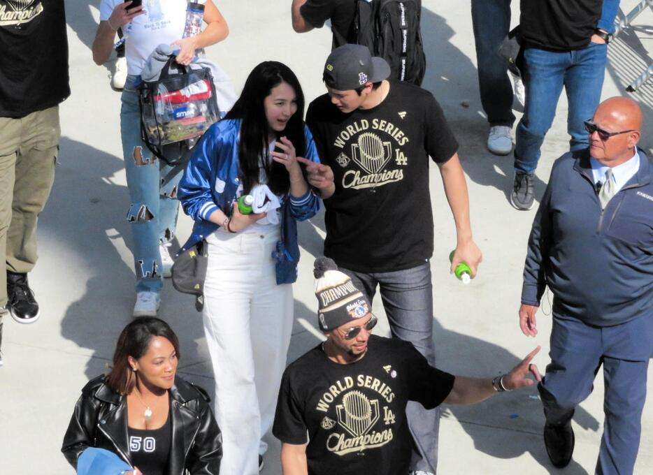 大谷翔平　真美子夫人と幸せいっぱいの光景　沿道で何かを発見→呼び寄せ一緒に笑い合う　パレード中はバス中央部分に引いて背中を見つめる