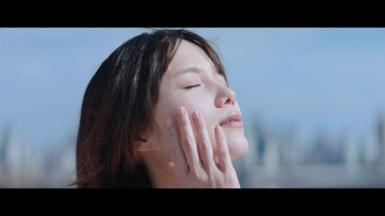 宮崎あおい：朝ドラ“語り”も話題　美容液CMで透明感あふれる美しい肌　白のノースリーブワンピース姿も