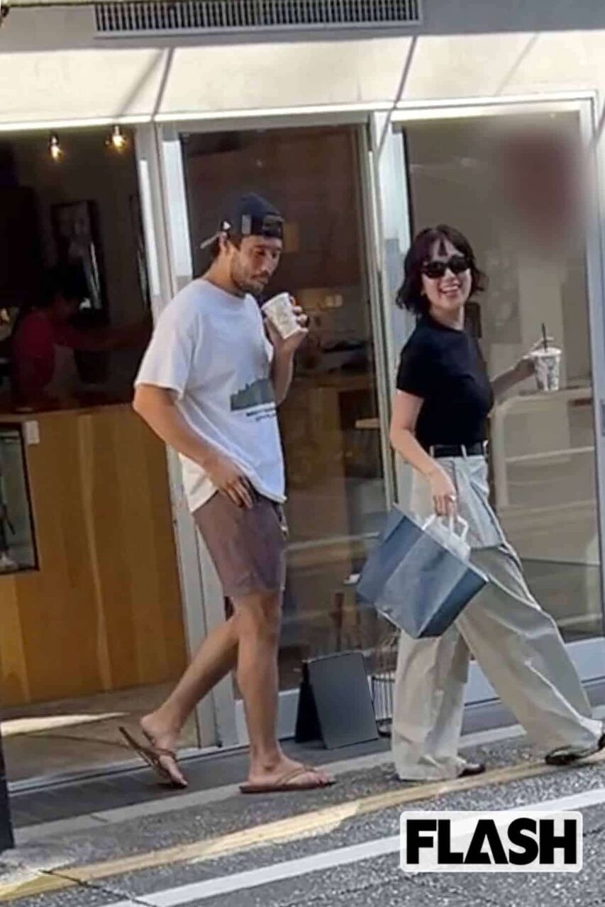 【スクープ】筧美和子、イケメンサーフ系社長と黒ピチTで手繋ぎラブラブデート！“テラハ失恋”から11年めの初熱愛【写真あり】