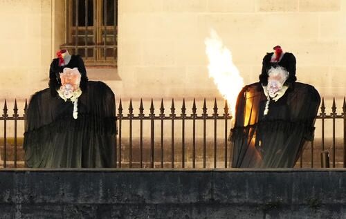 パリ五輪「衝撃演出」にSNS賛否…開会式でマリー・アントワネットらしき女性「生首」手に登場