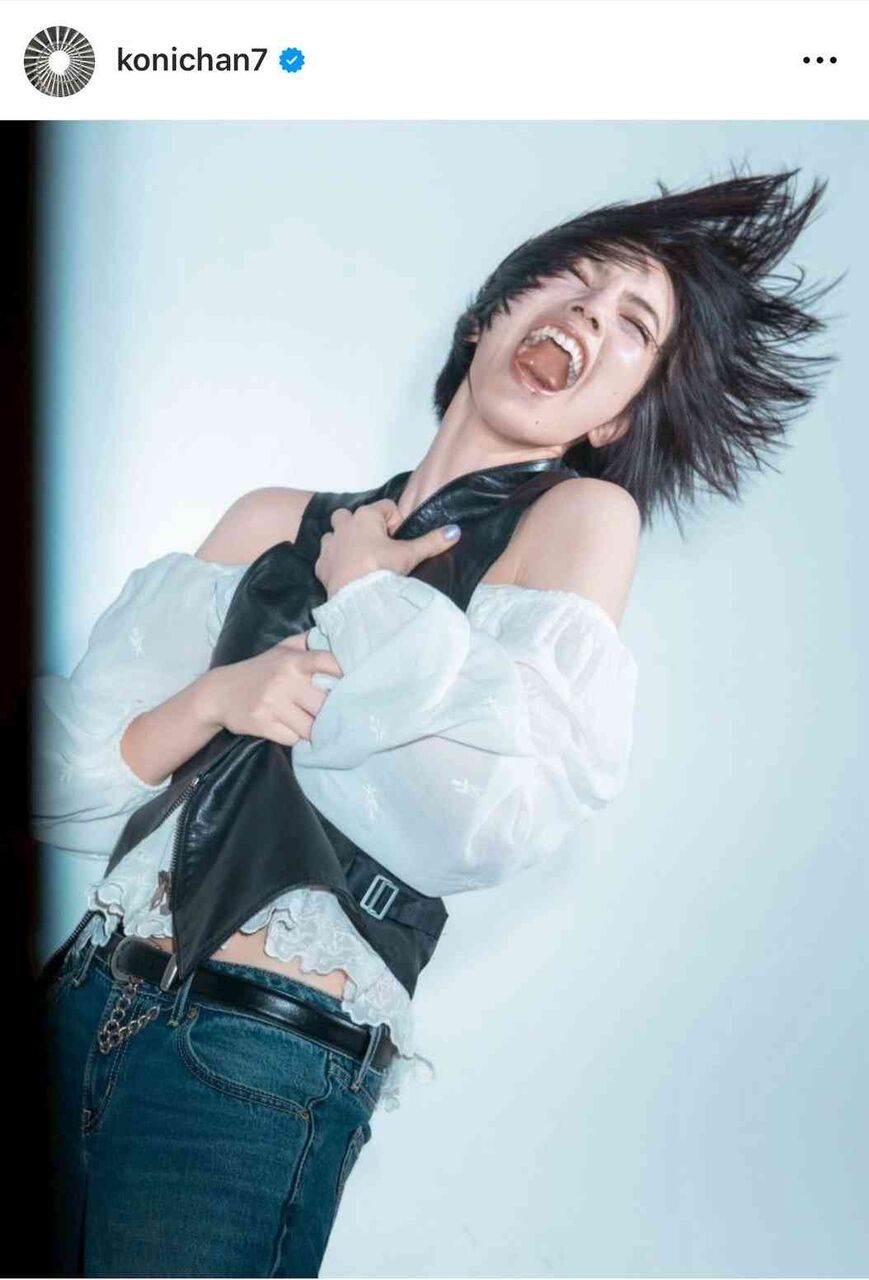 小松菜奈、ほっそり美ウエストあらわに大胆ポーズ モデル撮影でデニムの着こなし3変化