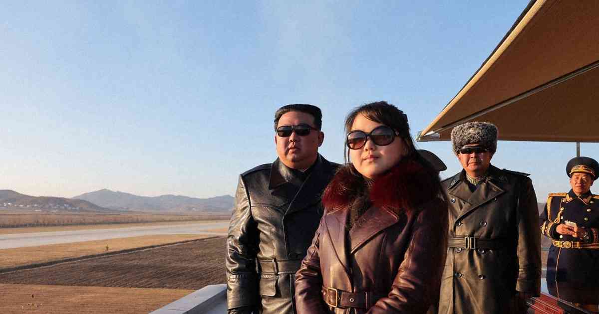 父親似のファッション?　金正恩氏の娘、サングラスに革コートで登場