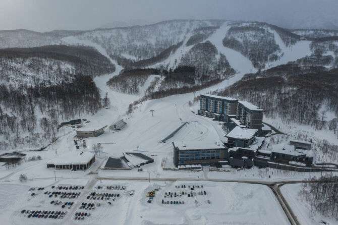 スキーリゾート「ニセコ」の様子がおかしい…ルイ・ヴィトンが出店、72万円のヘリタクシーまで出現でセレブ化が止まらない