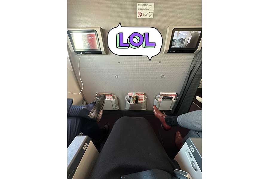 「人権ない」　飛行機大好き女性が激怒　両隣の“おぢ”が靴底向けて着席　ネット「これは理不尽」と同情の声