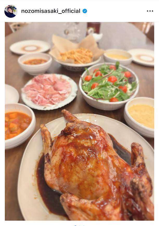 「本当に素敵なママ」佐々木希のパーティ料理が豪華でおいしそう！丸ごとチキンに“幸せいっぱい”ケーキ