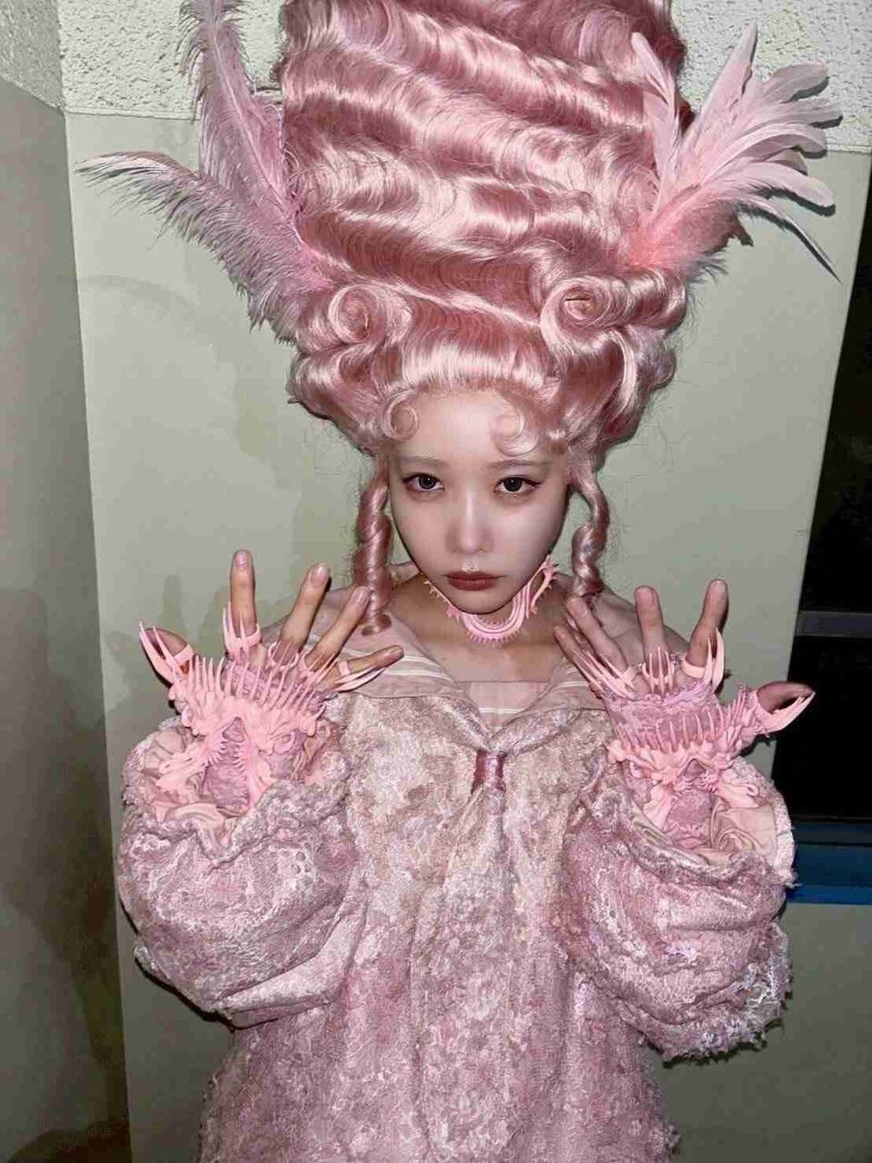 あのちゃん、ド派手な“ピンク髪”の別人級ショットに反響「ピンクもモリモリ髪もかわいい」「メイクもいつもと違う雰囲気」 新曲「愛晩餐」のMV撮影ウラを紹介