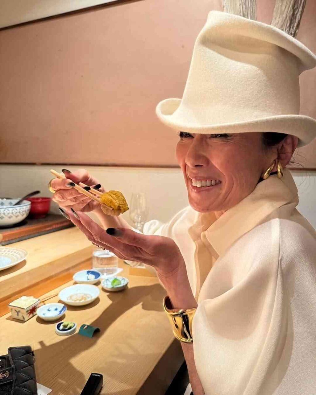 「お帽子は取ったほうが…」萬田久子、噂の超高級寿司堪能も食事マナーに物議「ハット取れない理由があるのかな…」「手皿はいただけない」