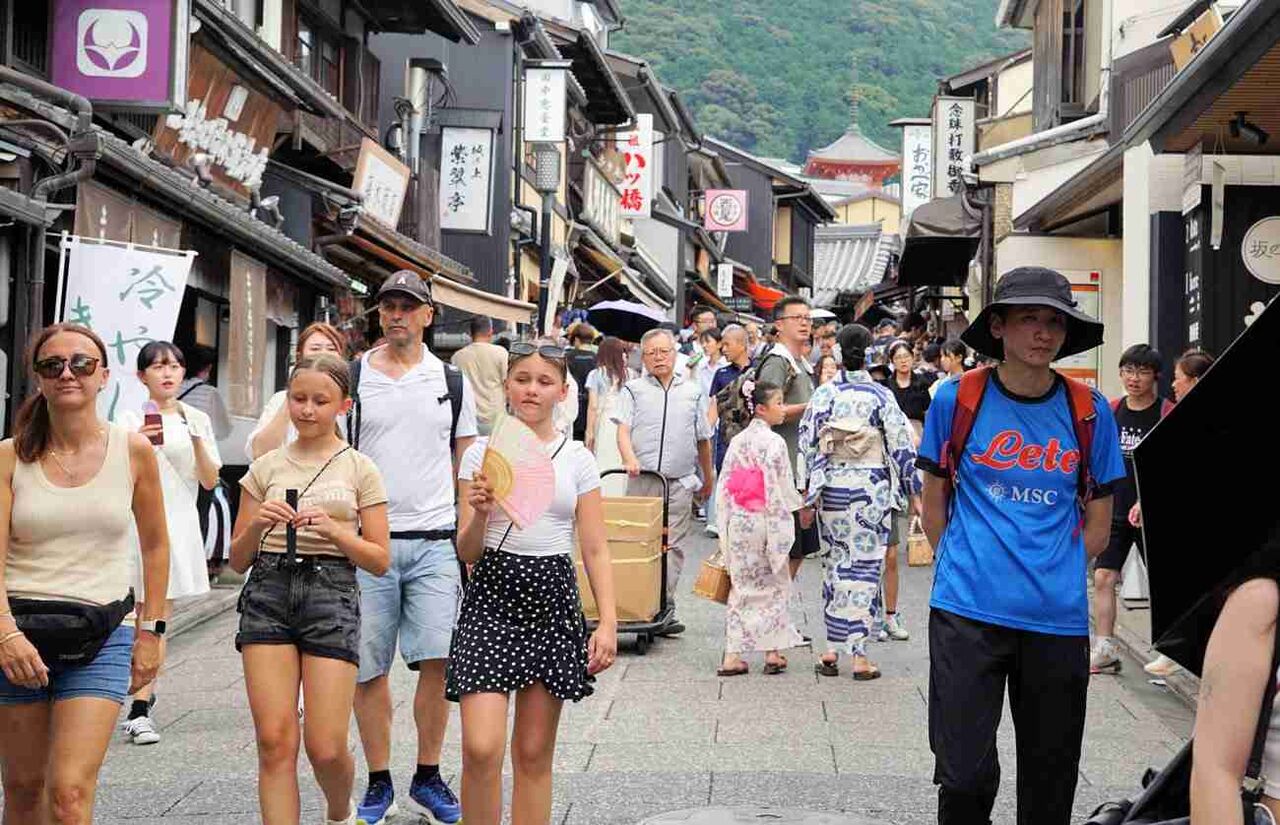 京都市の外国人観光客、大幅増でも「一極集中」　最多の訪問先はあのお寺、混雑解消へ「脱定番」なるか