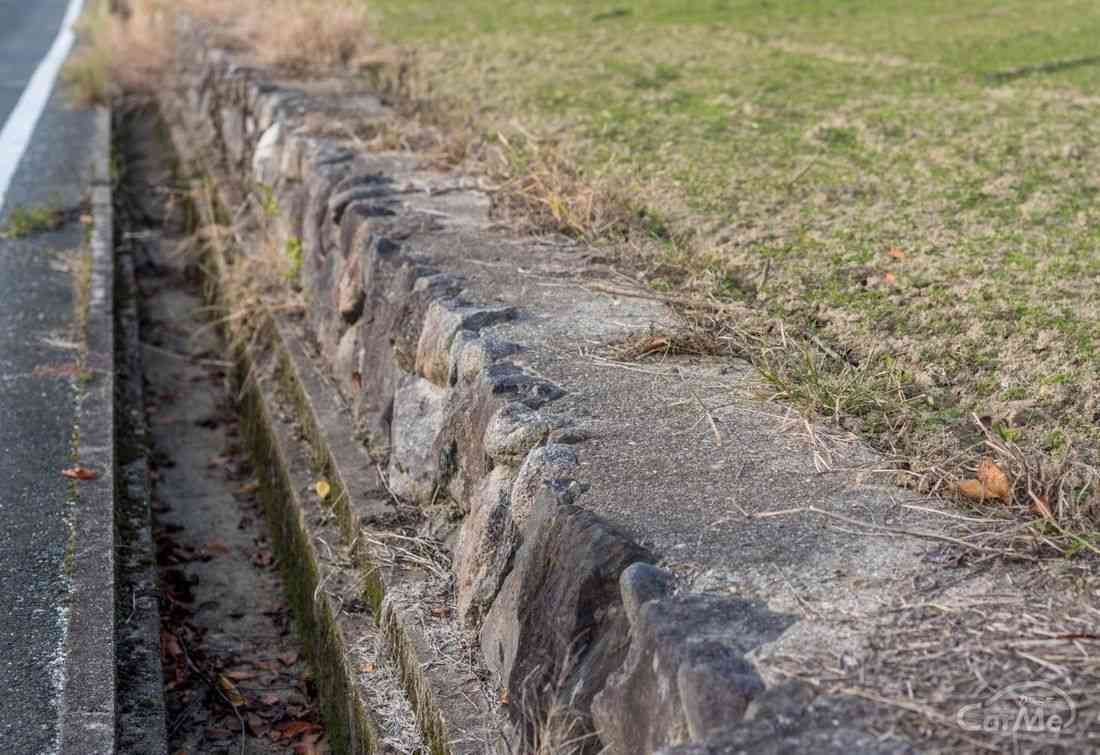 田舎の道路って、なぜ溝が剥き出しなの？