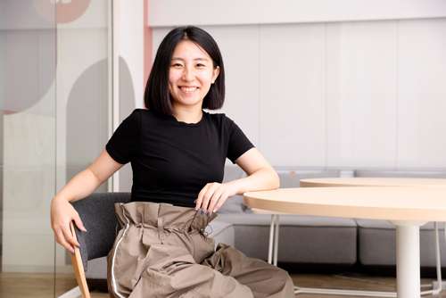 マイクロチップ埋め込んだ21歳　生体認証に新風