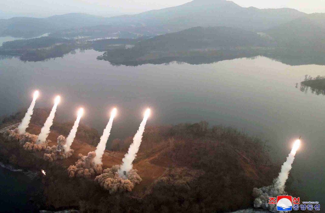 北朝鮮、ミサイル6発を同時発射　金正恩氏視察、第2子少女も同行