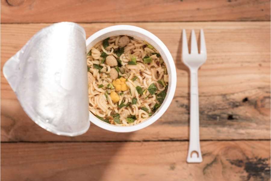 ポテチやカップ麺を頻繁に食べる人は人生後半で精神的に苦しむことになる