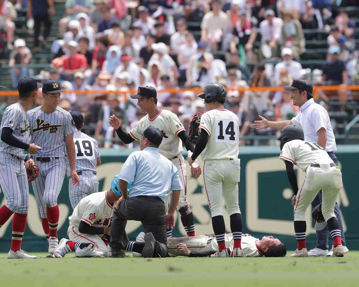 【甲子園】６回に土浦日大、上田西の両チームの選手が動けなくなりベンチに運ばれる　今大会から暑熱対策を実施