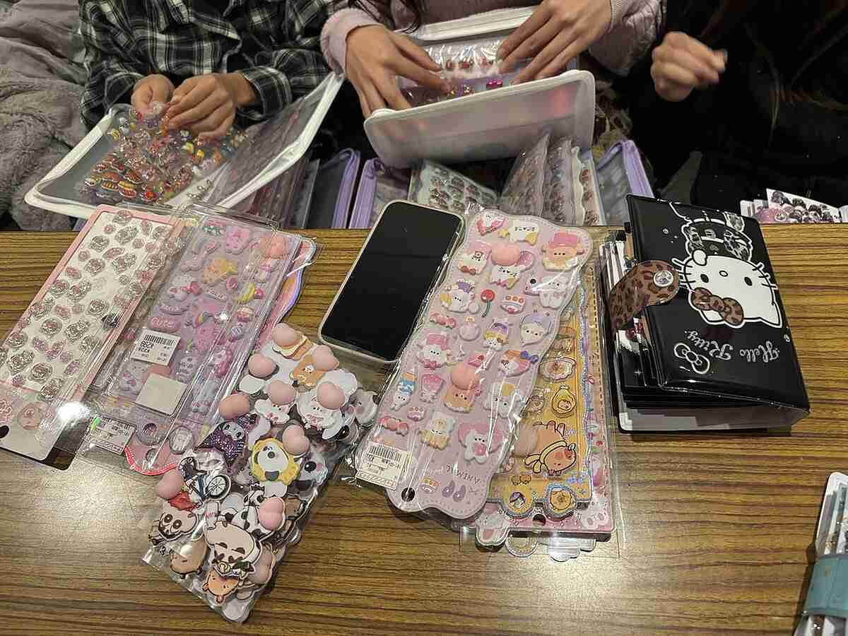 自慢した子に誹謗中傷、交換で賠償金を請求するケースも…！「令和のシールブーム」で深刻化する「学校でのイジメ問題」