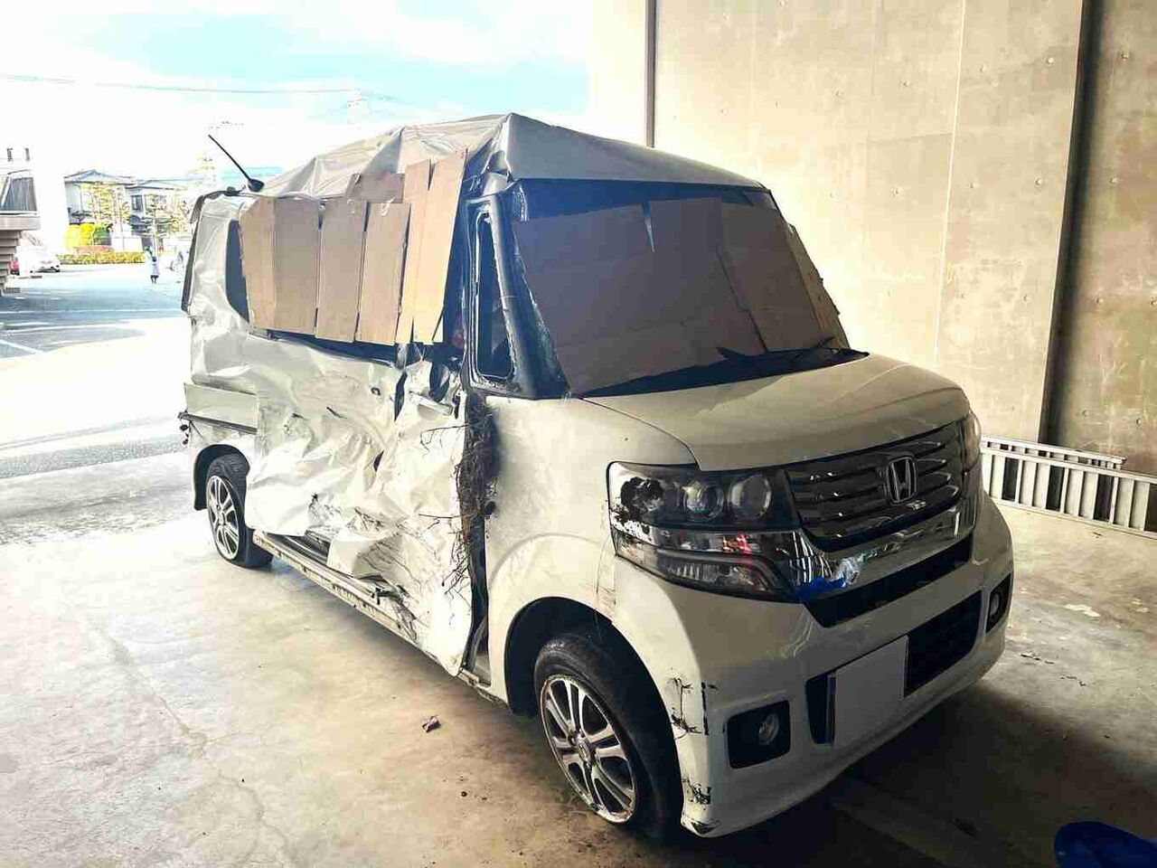 小学生くらいの女の子を含む男女3人が『意識不明の重体』　男女4人が病院に運ばれ『そのうち２人は子ども』　軽乗用車と大型トラックが衝突