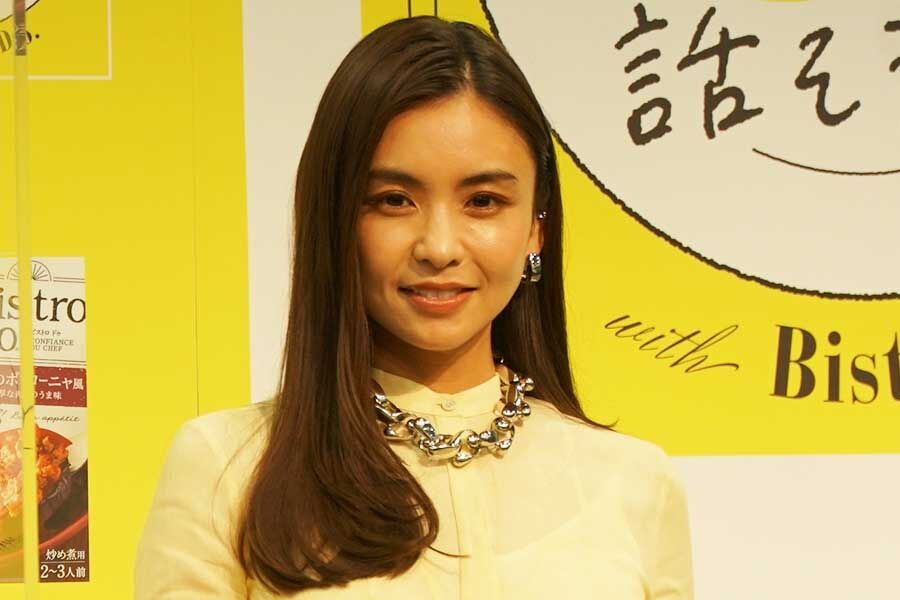 滝沢眞規子、シャネルで“爆買い”　夫が特大バッグを両手に街をかっ歩「NYに見える」