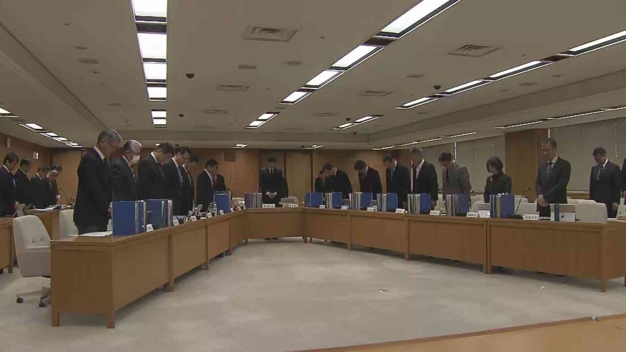 斎藤知事のパワハラ疑惑など調査する兵庫県議会の百条委始まる 今月死亡した竹内英明元県議に黙祷