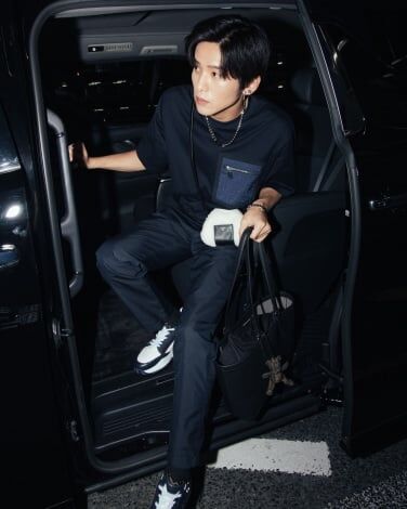 目黒蓮、フェンディトータルルックをまといミラノへ発つ　オニギリ型ミニバッグで遊び心あるスタイル披露