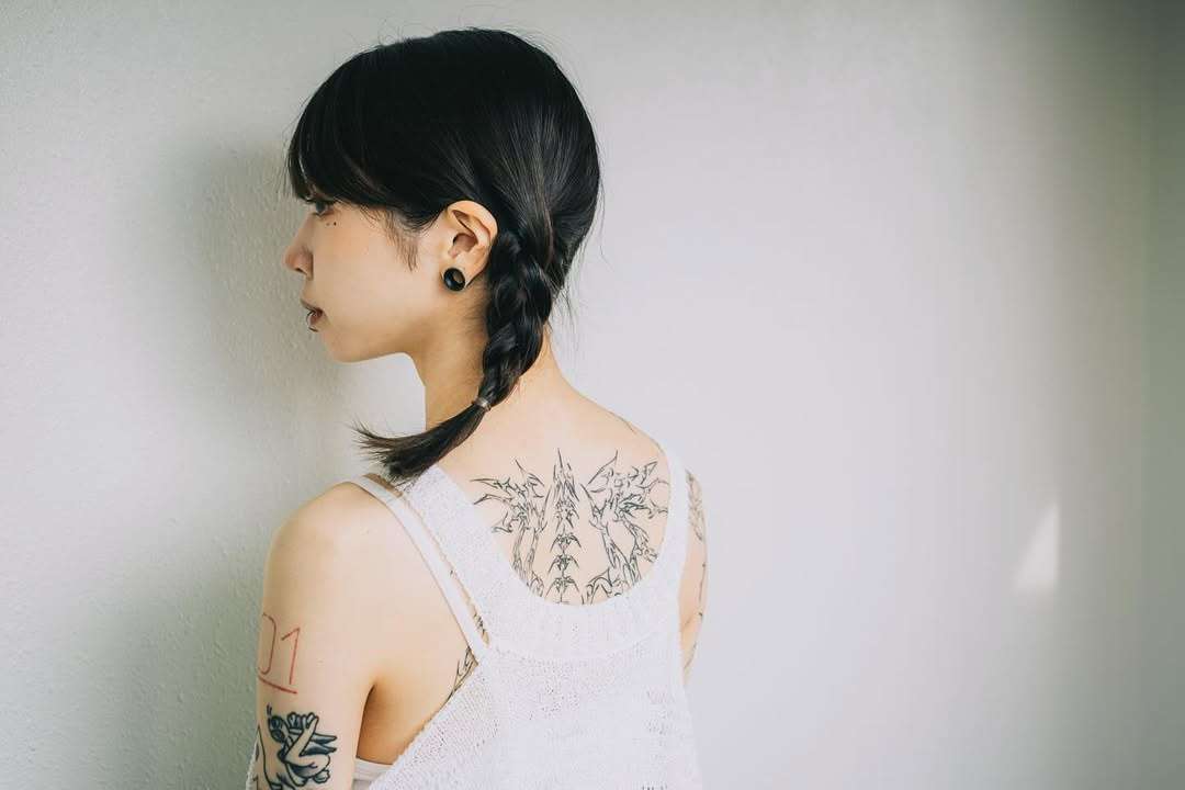 「美人なのにそんなことしてもったいない」と…全身にタトゥーを入れた“かわいすぎる”女性（25）が語る、周囲の声に思うこと