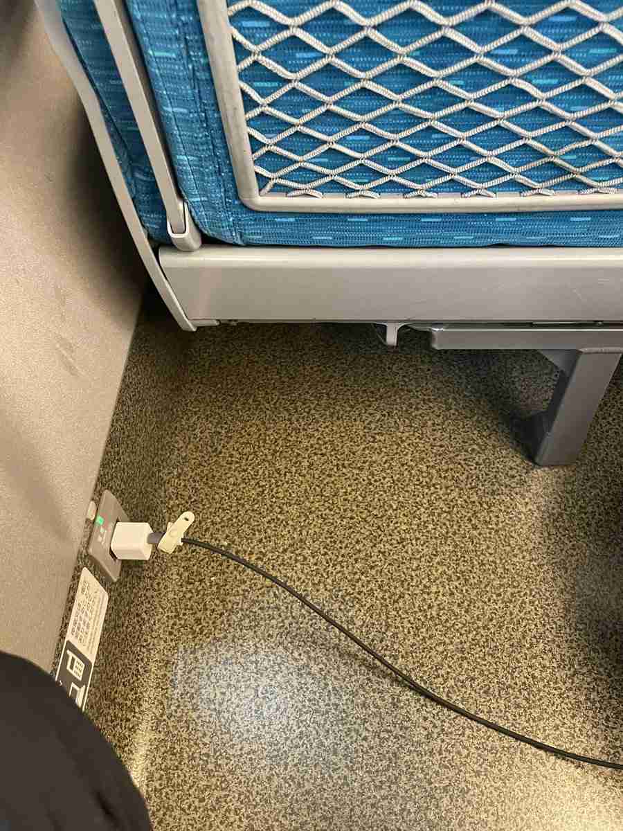 「新幹線の壁側にしか付いてないコンセントって早い者勝ちなの？窓側の特権だと思ってた…」→様々な反応が集まり議論に