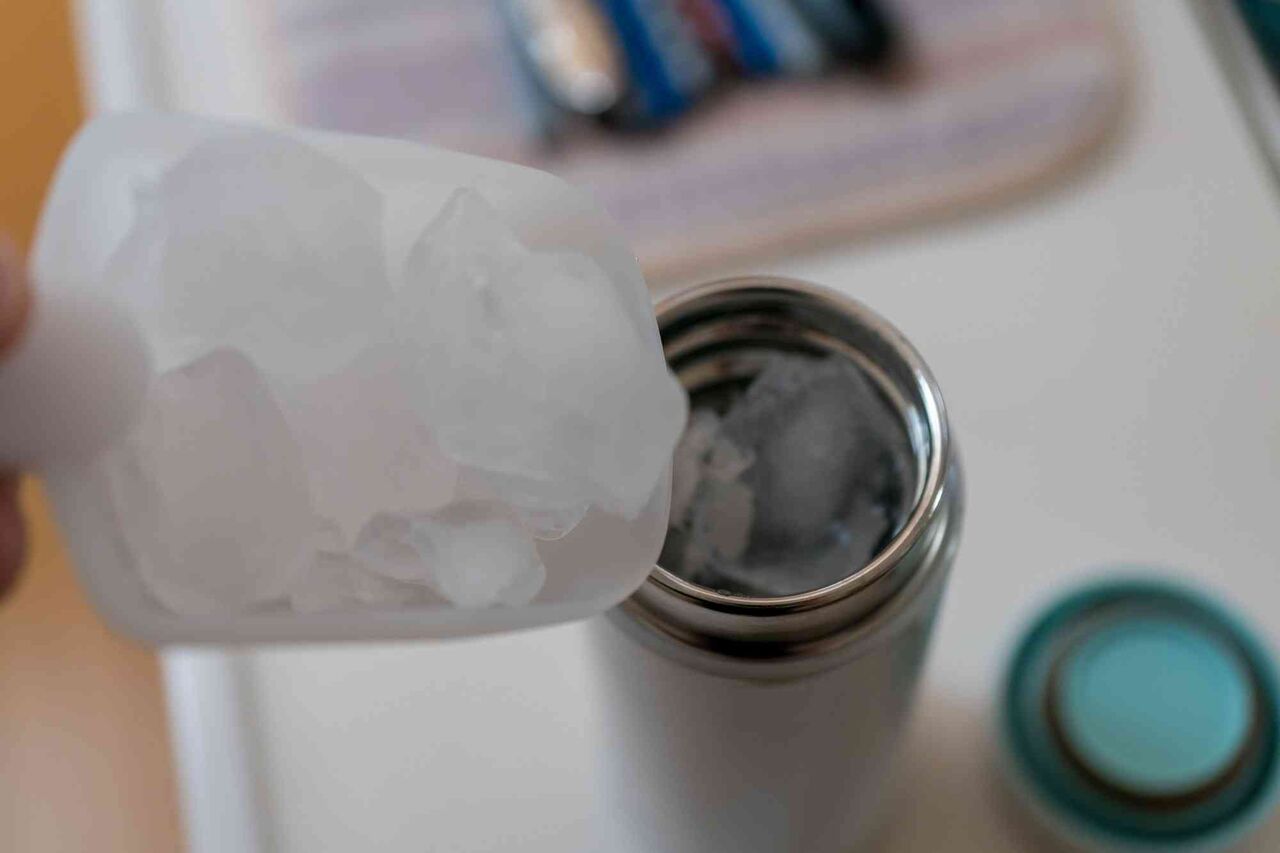 「なぜ水筒に氷を入れてはいけない？」小学校の謎ルールが生まれる理由