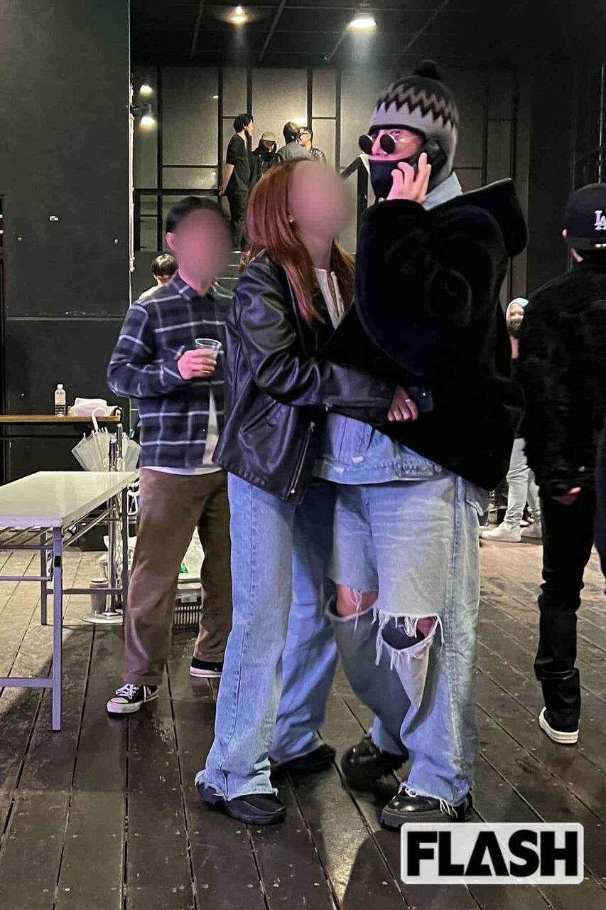 「日本一クラブで撮られる男」野田洋次郎　深夜の渋谷で泥酔美女を“密着ハグ”