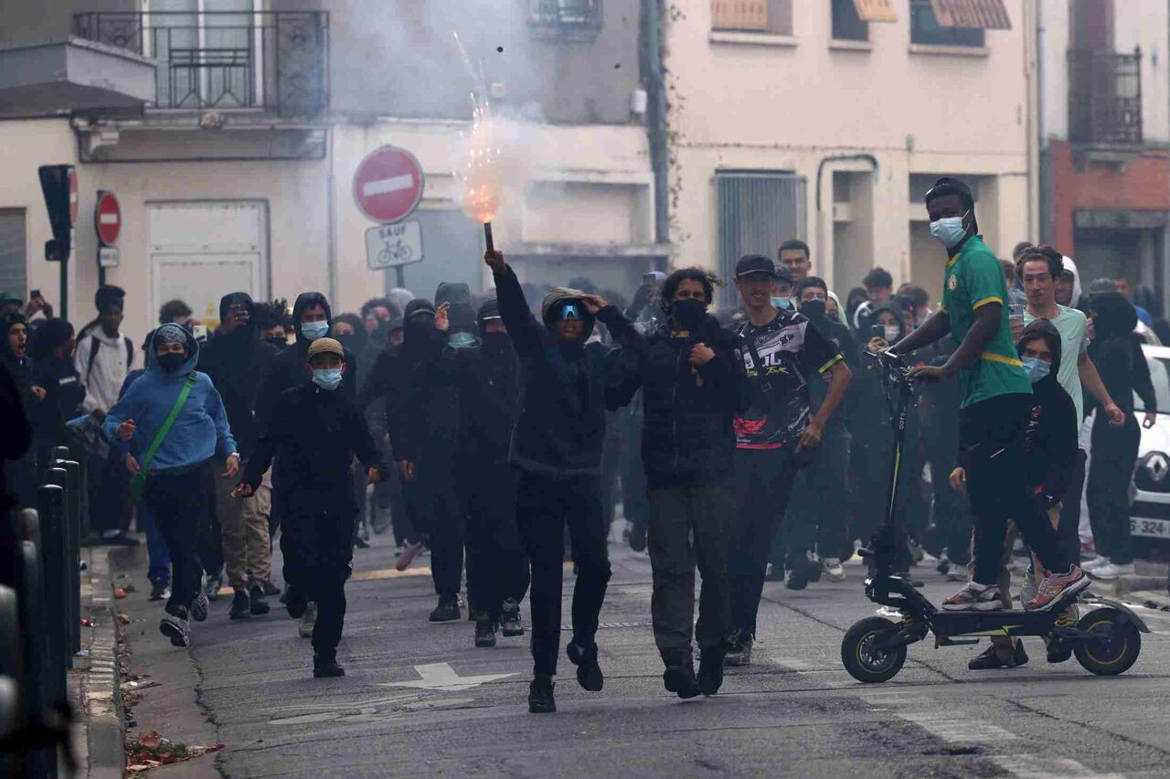 仏各地で高校生のデモ激化、機動隊と衝突　逮捕者5000人に