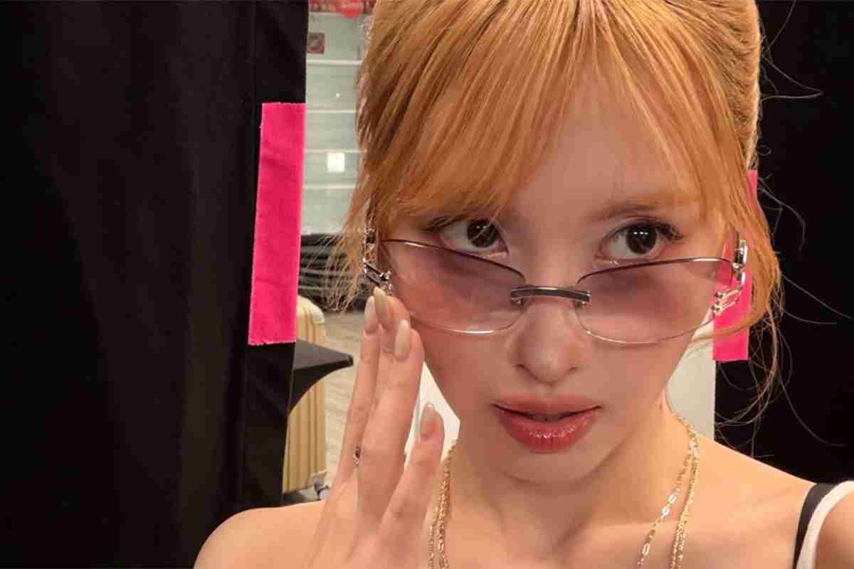 「直してあげてよ」TWICE・モモ　“だらしない”ドレスが物議…宮沢りえも巻き込まれた“勘違い”されるデザイン