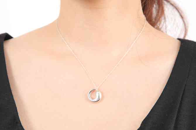 この歳でこのアクセサリーはありかなしか判断してもらうトピ