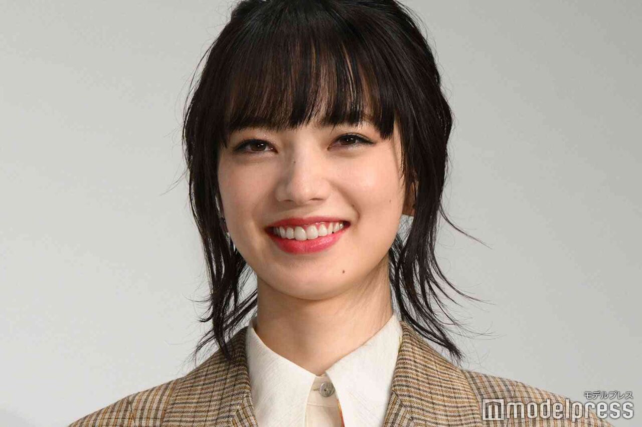 小松菜奈、第1子出産後初の公の場 監督が圧巻の美貌称賛「美しい」【わたくしどもは。】