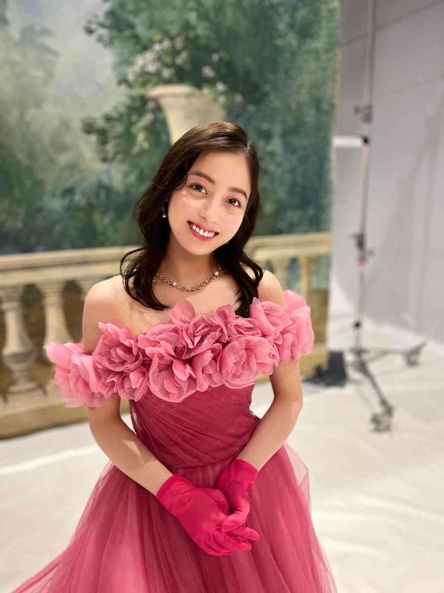 リアルお姫さま！橋本環奈のドレス姿に「まさに天使」「お人形さんみたい」と大反響!!