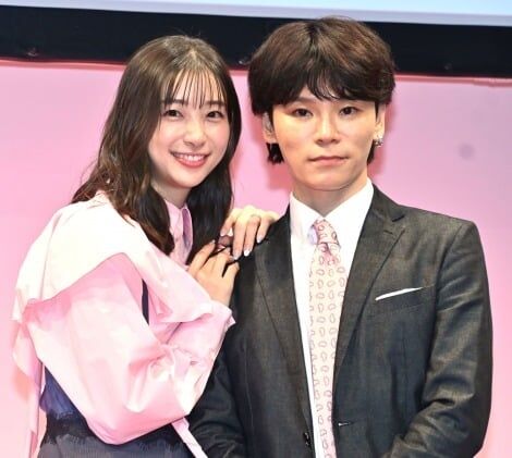 足立梨花&TATSU夫妻、電気針ブラシで公然イチャイチャ「大丈夫この画?(笑)」