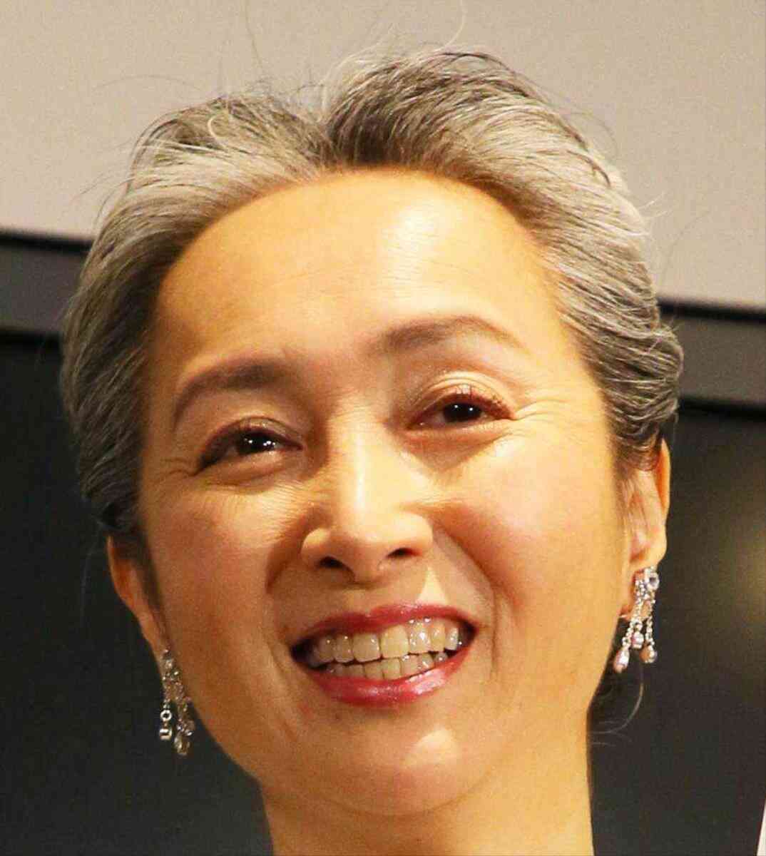 57歳・近藤サト、グレーヘアの本音吐露「年齢っていうのものを捨てたことで、すごく生きやすくなった」