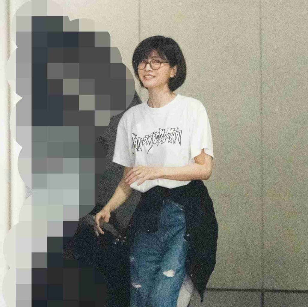 感激の歓声が…！内田有紀「ファン押し寄せるも柏原崇と”夫唱婦随”」連携プレイで神対応「現場写真」